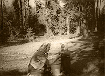 Мы с бабушкой в лесу на Каменной горе. Муствеэ, сентябрь 1960 г.