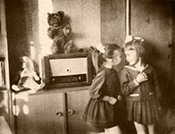 День моего 6-летия. Мы с подружкой Любой в нашей квартире на ул. Моони. Слева от радиоприёмника – кукла Лена. Таллинн, 1 мая 1965 г.