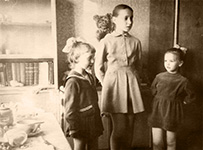 День моего 6-летия. Мы с моими гостями в нашей квартире на ул. Моони поём модную в 1960-х годах песню «Чёрный кот». Таллинн, 1 мая 1965 г.