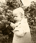 В бабушкином огороде. Муствеэ, 1961 г.