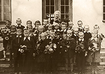 1-е сентября. Бабушка со своим классом на крыльце «белой» школы. Муствеэ, 1950-е гг.