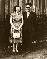 Ника и Паня у дома Гринкиных. Муствеэ, начало 1950-х гг.
