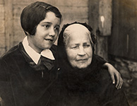 Супруга протоиерея Михаила – Лидия Ивановна Лаврова (Соболева) с внучкой Кирой. ≈1934 г.