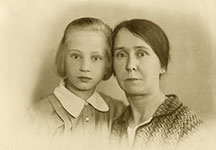 Екатерина Андреевна Турчинович (Мараева) с дочерью Анной – моей мамой. 1938 г.