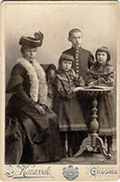 Феофания Васильевна Мараева (Сыренская) с детьми: Сергеем (13 лет), Варварой (10 лет) и Екатериной (8 лет). Гродно, 3 апреля 1905 г.