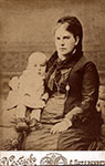Ольга Алексеевна Сыренская (урожд. Малова) с дочерью Ольгой. Конец 1879 – начало 1880 гг.