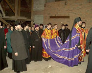1-й молебен внутри Никольского собора. 1 мая 2003 г. Фото М. Воркункова