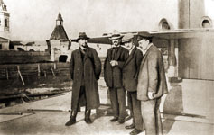 П. Д. Барановский, неизвестный, И. Э. Грабарь, Г. О. Чириков на катере у монастыря. 2–3 сентября 1920 г.