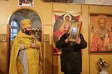 Литургия в Никольском соборе. Николай Калистратов дарит храму икону. 19 декабря 2010 г.