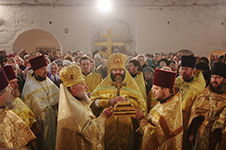 Литургия в Никольском соборе. Протоиерей Константин (в центре) со святыми мощами. 19 декабря 2010 г.