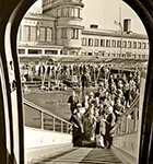 Таллиннский аэропорт. Посадка пассажиров в самолёт. Мамины окошки – на 2-м этаже 6-е и 7-е справа от полукруглого выступа. 1960-е годы. Фото из Интернета
