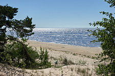 А́лайыэ (О́лешница). Вид на Чудское озеро в сторону Васкнарвы (бывшего Сыренца). На горизонте – русский берег. 18 июня 2019 г.