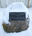 Яама. Памятный камень о первом упоминании в летописи села Яама перед оградой храма