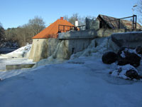 Эстония. Водопад Кейла. Вид на электростанцию от водопада