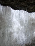 Эстония. Водопад Кейла. Пещера внутри водопада. Ледяная стена пещеры