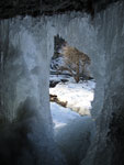 Эстония. Водопад Кейла. Пещера внутри водопада. Вид наружу