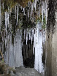 Эстония. Водопад Кейла. Пещера внутри водопада. Вид влево вглубь пещеры