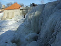 Эстония. Водопад Кейла. Вид снизу справа с электростанцией