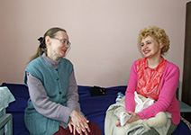 Мы с Раей Улексиной (ныне – Костиной) в гостинице при муствеэской школе. 13 февраля 2009 г.