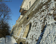 Таллинн. Вышгород. Крепостная стена влево от дома, стоящего над стадионом