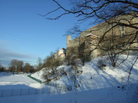 Таллинн. Вышгород. Крепостная стена слева от башни «Pikk Hermann» («Длинный Герман»). Вид от стадиона