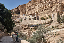 Иудейская пустыня. Монастырь прп. Георгия Хозевита. Вид на монастырь через ущелье Вади-Кельт недалеко от моста. 12 октября 2014 г.