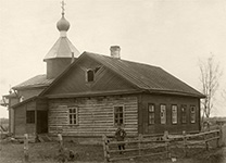 Начальная школа в Низах. За ней – Казанская церковь. Фото не позднее 1922 г. Virumaa Muuseumid SA, RM F 105:59