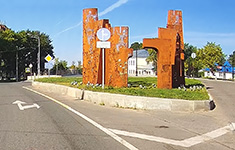 Ивангород. Композиция «Ивангородские ворота» рядом с местом, где стояли храмы. 15 августа 2022 г.