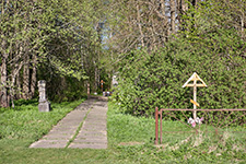 На́зия. Вход на кладбище. В глубине – поклонный крест на месте Покровского храма. 18 мая 2019 г.