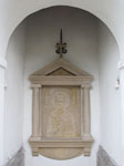 Паша́. Храм Рождества Христова. Икона-барельеф свт. Николая в часовне, расположенной в левой части ворот