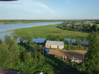 Река Косопа́ша в месте ее истока из Паши. Вид с верхнего яруса колокольни. Впереди к горизонту уходит река Паша́. 22 июня 2008 г.