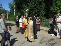 Новая Свирица. Крестный ход вокруг часовни свт. Луки (Войно-Ясенецкого) по окончании молебна