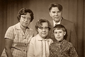 Маргарита Николаевна Андрущенко (47 лет) с супругом, сыном и сестрой. Северодвинск. Июнь 1974 г.