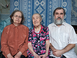 Маргарита Николаевна Андрущенко (93 года без двух дней) с сыном Николаем Андреевичем (57 лет) и невесткой Еленой Никитичной (60 лет). 22 марта 2020 г.