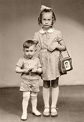 Елена Лаврова (8 лет) с братом Андреем (2 с половиной года). Таллинн. Конец мая – начало июня 1967 г.