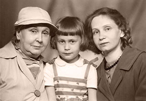 Елена Лаврова (5 лет) с мамой Анной Николаевной (34 года) и бабушкой Екатериной Андреевной Турчинович (67 лет). Ленинград. 3 июня 1964 г.