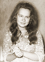Елена Никитична Лаврова (23 года) в Муствеэ в доме своей бабушки. Август 1982 г.