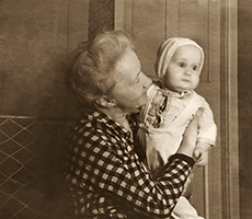 Мария Андреевна Лаврова (почти 63 года) с внучкой Еленой Лавровой (8 месяцев). Таллинн, Mooni tn., 4, кв. 5. Январь 1960 г.