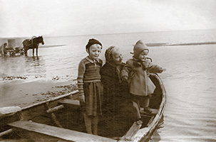 Елена Лаврова (1 год 4 месяца) с бабушкой Марией Андреевной Лавровой (63 года) и Лорой Трудниковой (5 с половиной лет). Муствеэ, берег Чудского озера. Сентябрь 1960 г.