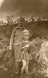 Мария Андреевна Лаврова (68 лет) с внучкой Еленой Лавровой (6 лет) в парке у Чудского озера. Муствеэ, 1965 г.