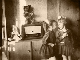 Елена Лаврова (6 лет) с подружкой Любой Сотниковой (4 года 10 месяцев) в день своего рождения 1 мая 1965 г. Таллинн, Mooni tn., 4, кв. 2. Слева от радиоприёмника – кукла Лена