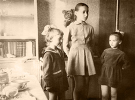 Елена Лаврова (6 лет) с подружкой Любой Сотниковой (4 года 10 месяцев) и Верой Загорской (11 лет) в день своего рождения 1 мая 1965 г. поёт песню «Чёрный кот». Таллинн, Mooni tn., 4, кв. 2