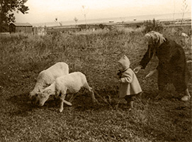 Елена Лаврова (1 год 4 месяца) с бабушкой Марией Андреевной Лавровой (63 года). Муствеэ, берег Чудского озера. Сентябрь 1960 г.