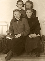 Бабушкины интернатские воспитанницы и участницы художественной самодеятельности: Анфия, Зина, Женя и Лида. Муствеэ, 24 апреля 1956 г.