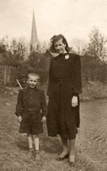 Клавдия Никитична Маслова с сыном Сашей. Муствеэ, конец 1940-х – начало 1950-х гг.