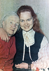 Елена Никитична Лаврова (23 года) с бабушкой Марией Андреевной Лавровой (85 лет). Конец мая – начало июня 1982 г.
