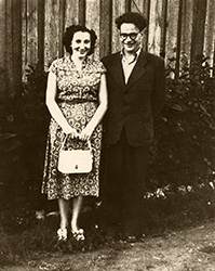 Никита Лавров и Паня Гринкина у дома Гринкиных. Муствеэ, начало 1950-х гг.