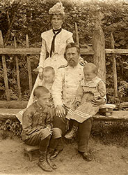 Феофания Васильевна и Андрей Викторович Мараевы со своими детьми предположительно в Шапках. ≈1899 г.