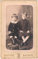Николай (3 года) и Ольга (6 лет) Сыренские. Май 1885 г.