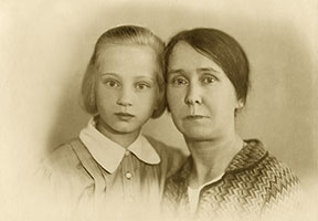 Екатерина Андреевна Турчинович (≈41 год) с дочерью Анной (8 лет). 1938 г.